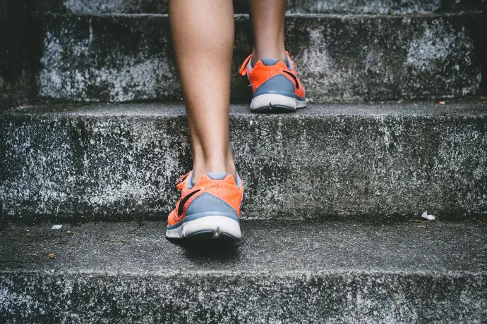 Foto door Bruno Nascimento op Unsplash persoon die een trap op loopt